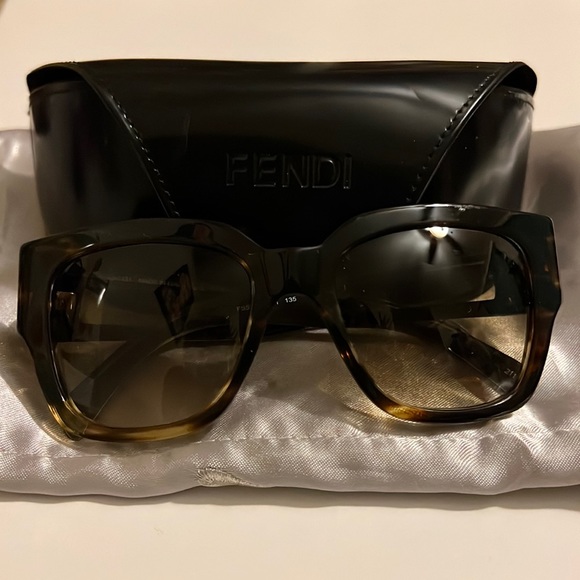FENDI - Picture 1 of 3